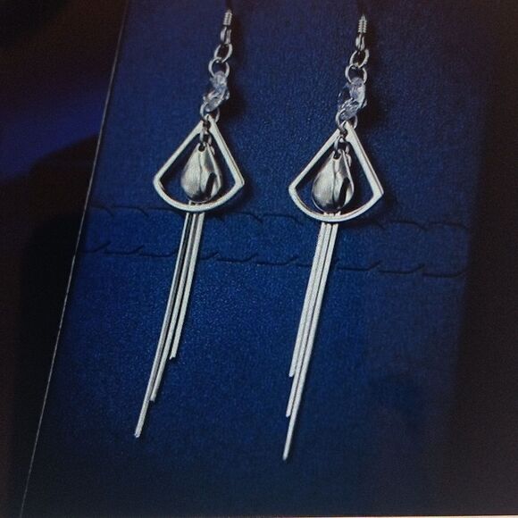 LE YI Drop Dangle Earrings New In Box - Picture 6 of 6